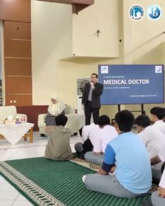 Career Day IBDP SMA Islam Al Azhar 3 Jakarta menghadirkan profesional dari berbagai bidang untuk memberikan wawasan karier kepada murid.